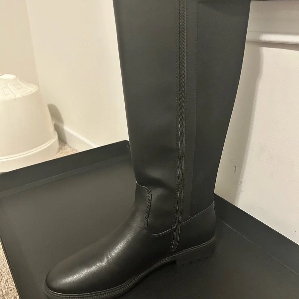 Coach Riding Boota - Picture 6 of 6